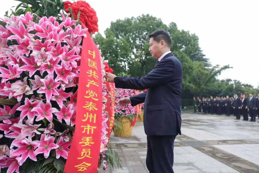 我市举行烈士纪念日公祭仪式
